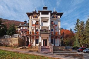 Intrare principala Hotel Moldavia Cazare Slanic Moldova